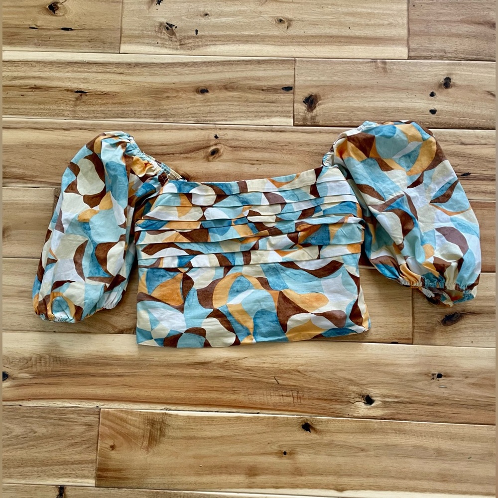 Cute cropped top with bubble sleeves
Size L